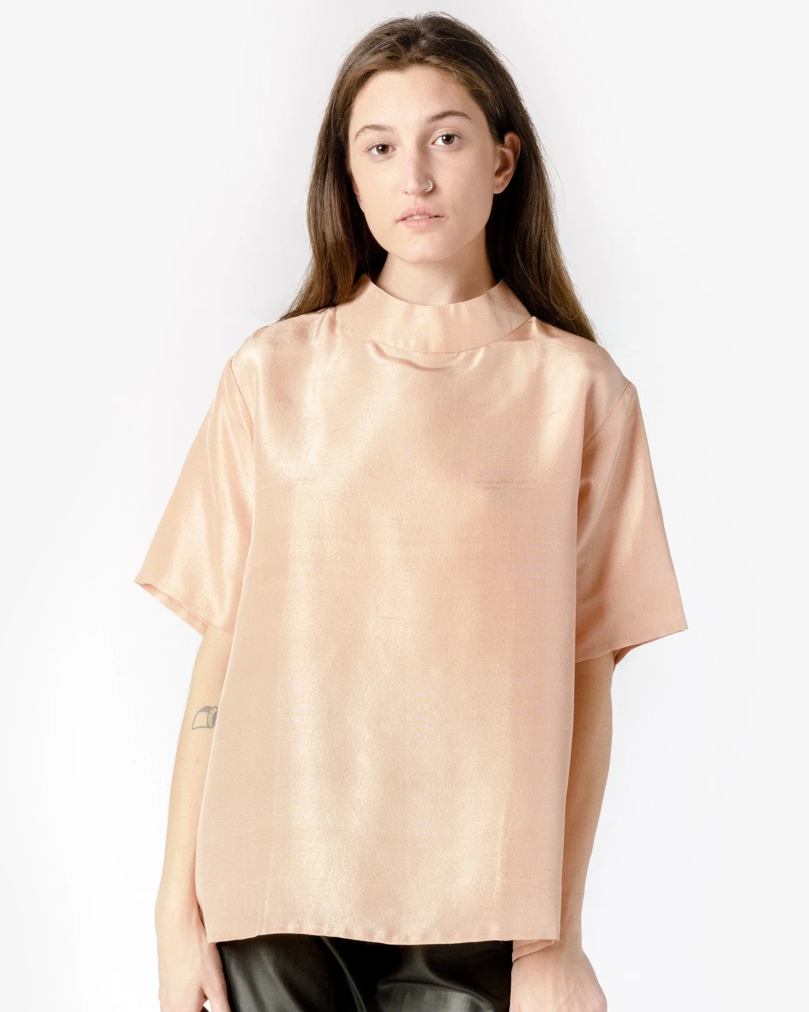 Amber Short Sleeve Silk Mockneck Top in Peach