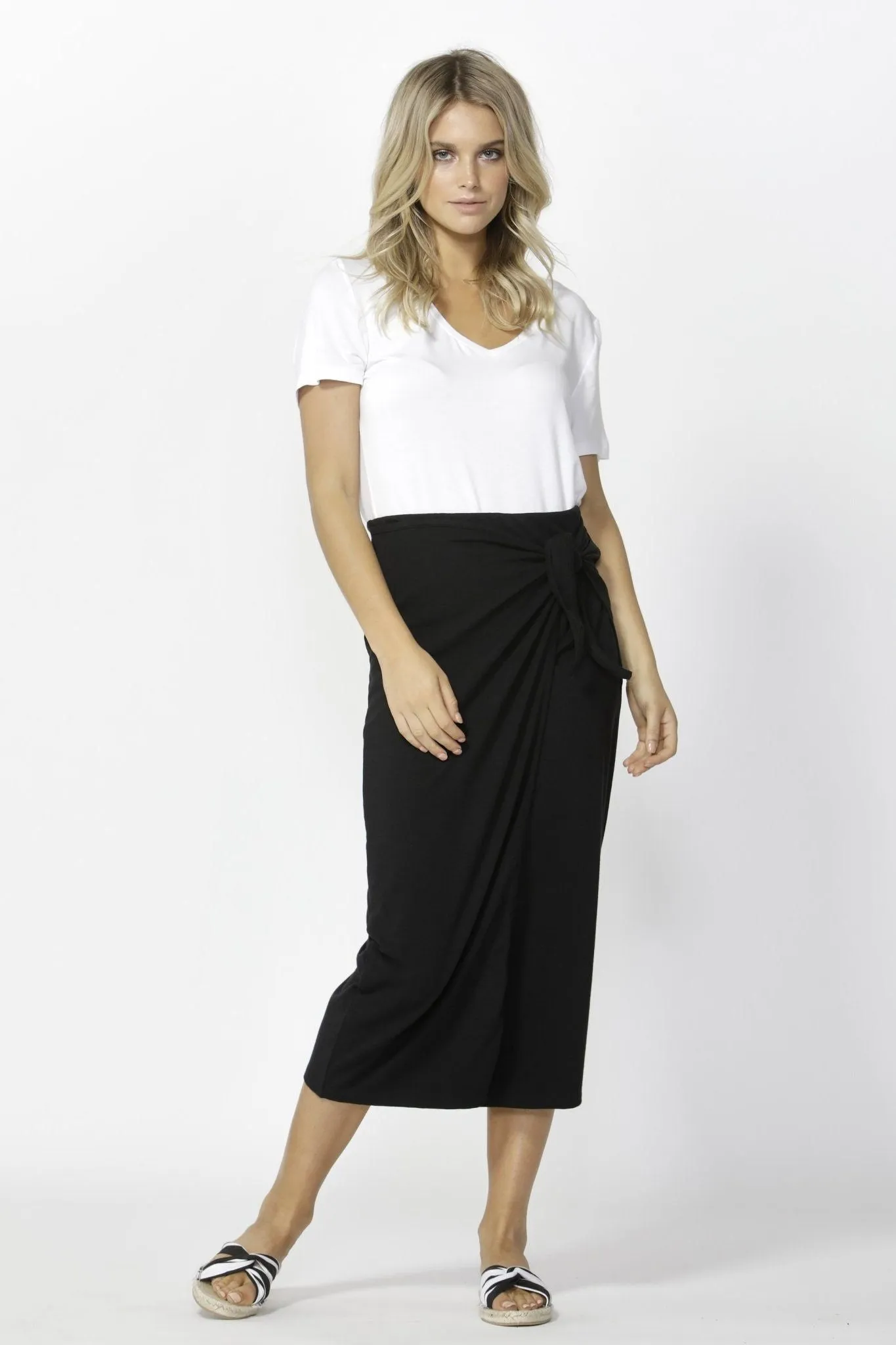 Betty Basics Lana Midi Skirt in Black